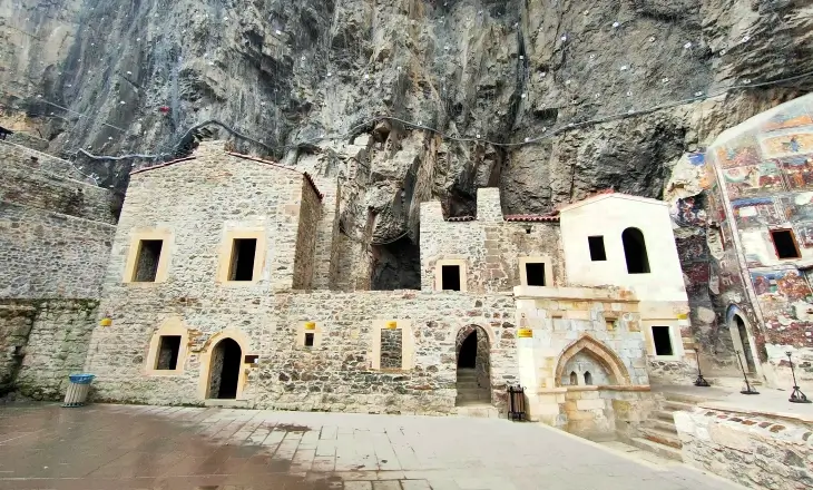 Trabzon Sümela Manastırı avlusunda yer alan mutfak, ayazma ve hizmet yapıları; kayaya oyulmuş mimari düzen ve taş işçiliğiyle birlikte genel görünüm.